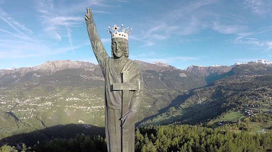 Christus-König-Statue