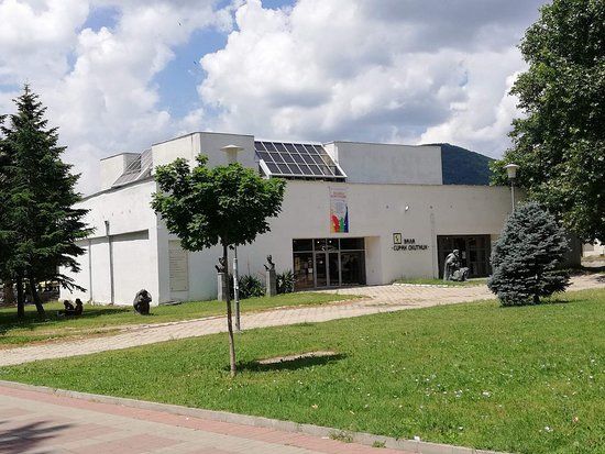 Sirak Skitnik Hall