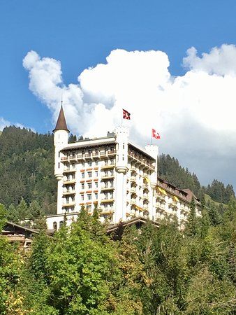 Fußgängerpromenade und eine Einkaufsmeile