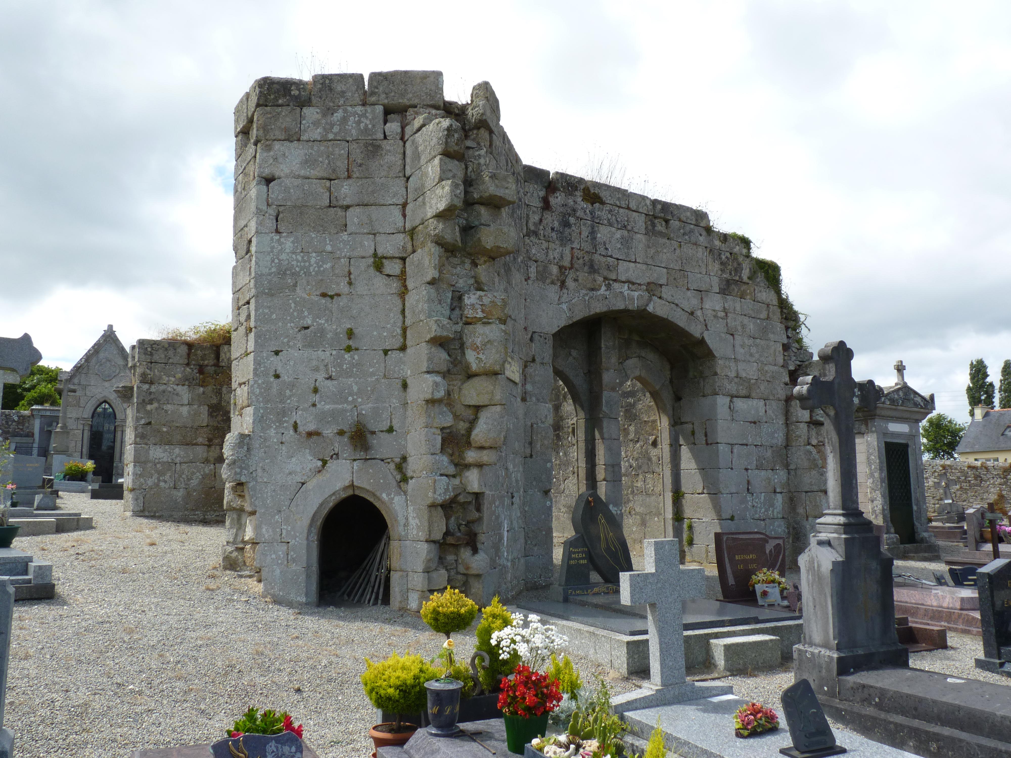 Restes de l'eglise Saint-Thuriau a Quintin