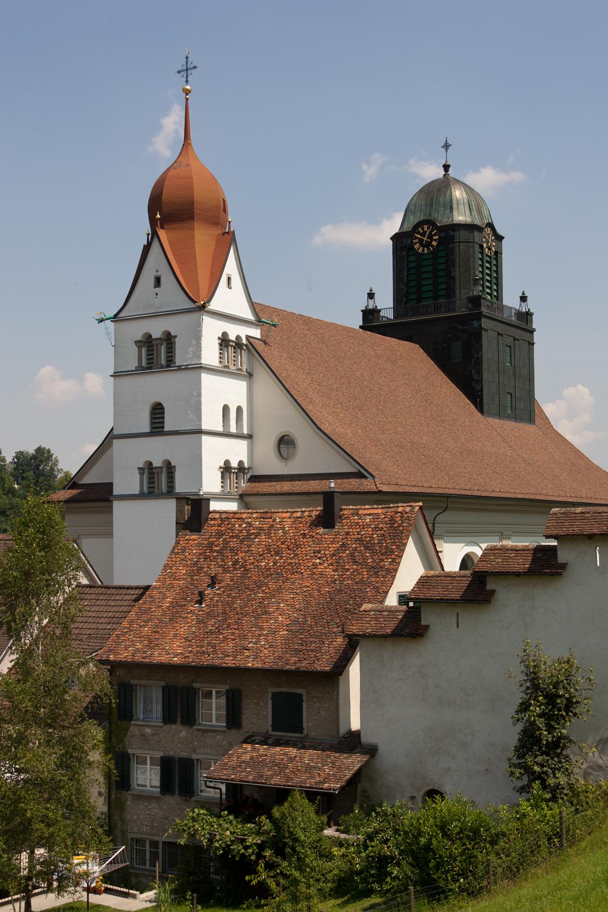 Katholische Kirche St. Peter und Paul mit Pfarrhaus