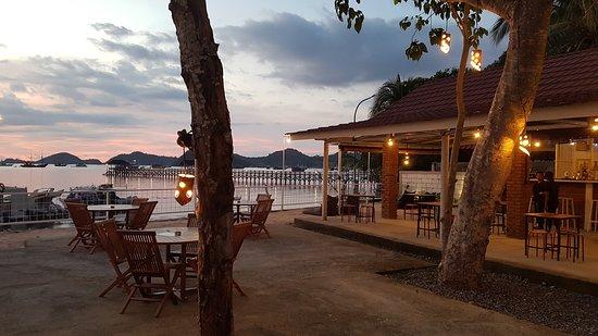 Deckyard Bar & Restaurant