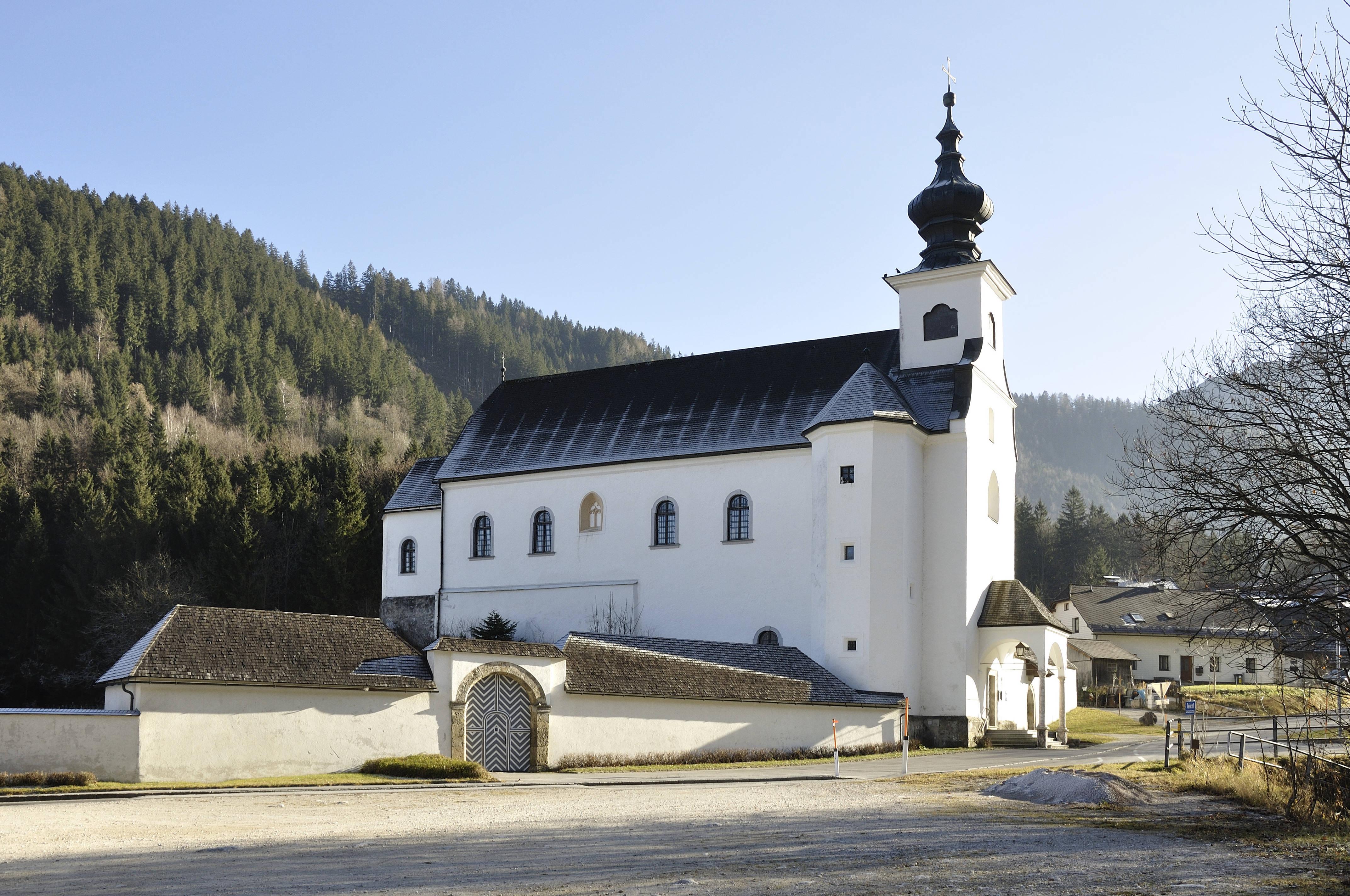Kath. Filialkirche hl. Leonhard mit Friedhof