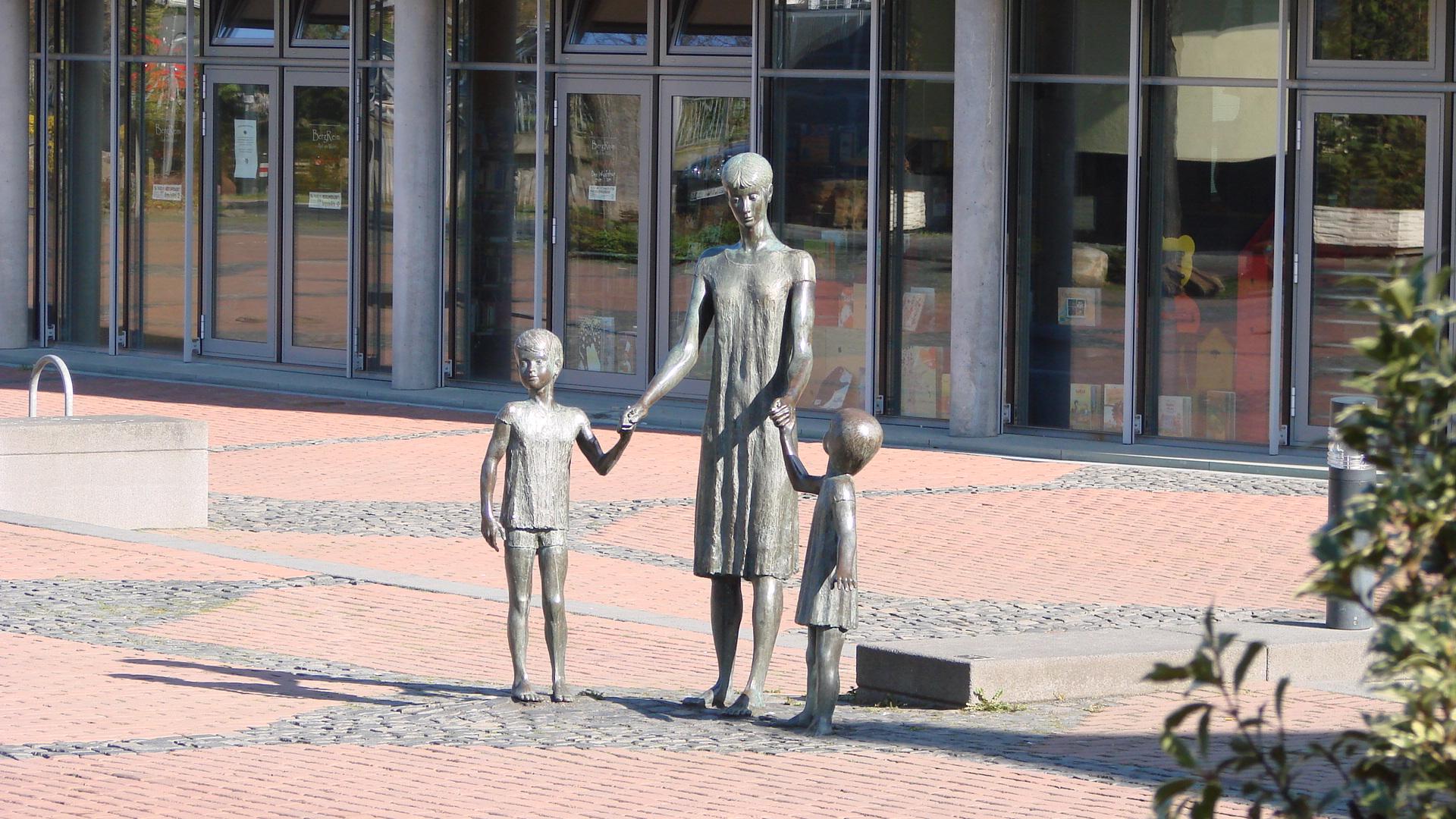 Skulptur Mutter mit Sohn und Tochter