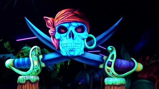 Schwarzlicht-Minigolfanlage Goolfy Mons