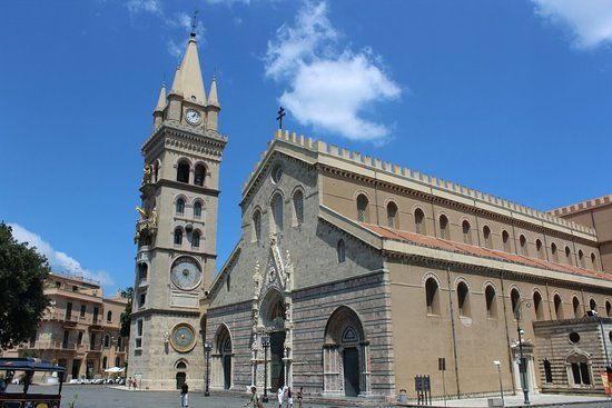 Glockenturm und astronomische Uhr