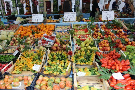 Via Fauche Street Market