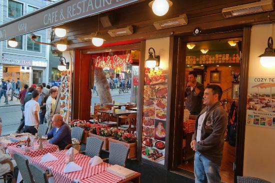 Cozy Restaurant Cafe & Pub