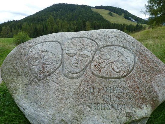 Kreuzweg mit Steinkreis