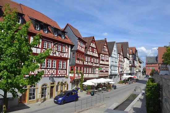 Hauptstraße mit Fachwerkhauszeile